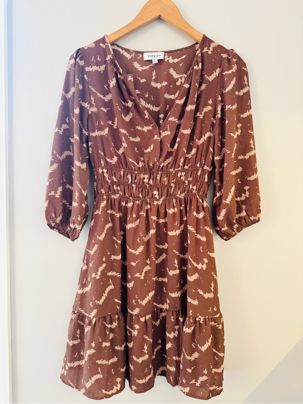 NWOT Gilli Brown Abstract Print Tiered V-Neck Midi Dress Size S Boho